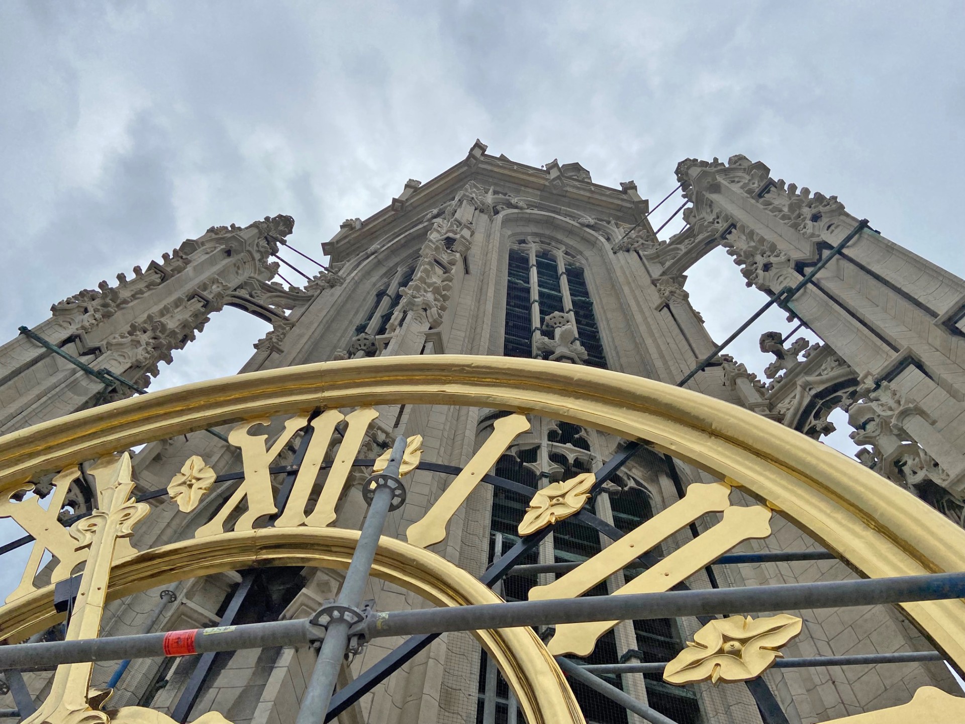 Opnieuw vergulde wijzerplaat aan de kathedraaltoren