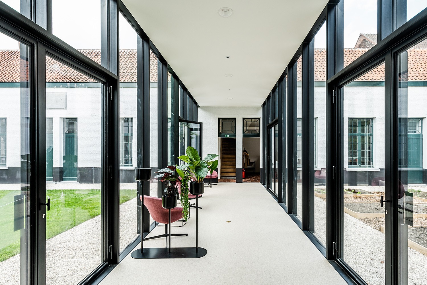 Glazen verbindingsgang tussen twee vleugels van het gebouw