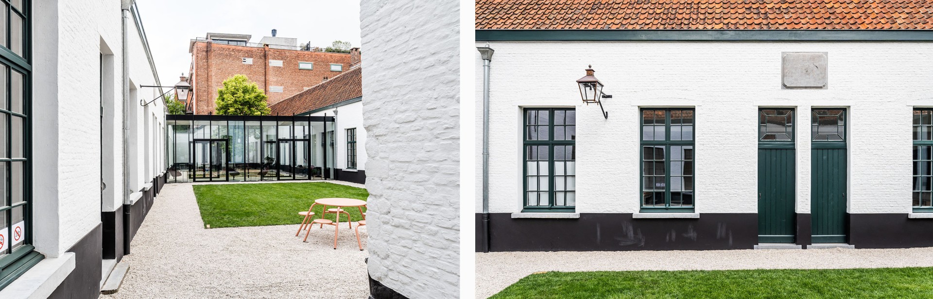 Witgekalkte buitengevels met donkergroen schrijnwerk