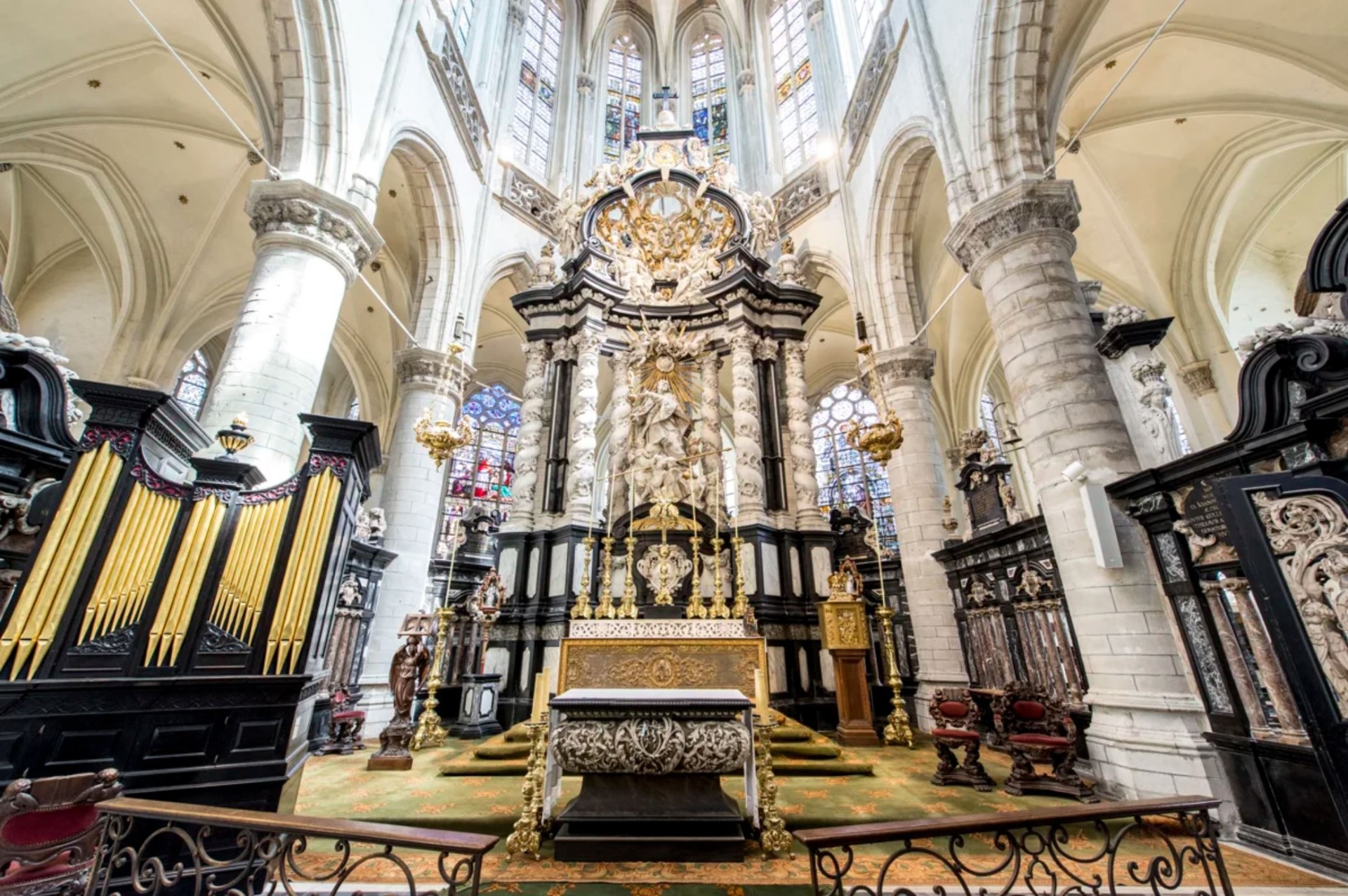 Barok hoofdaltaar van de kerk