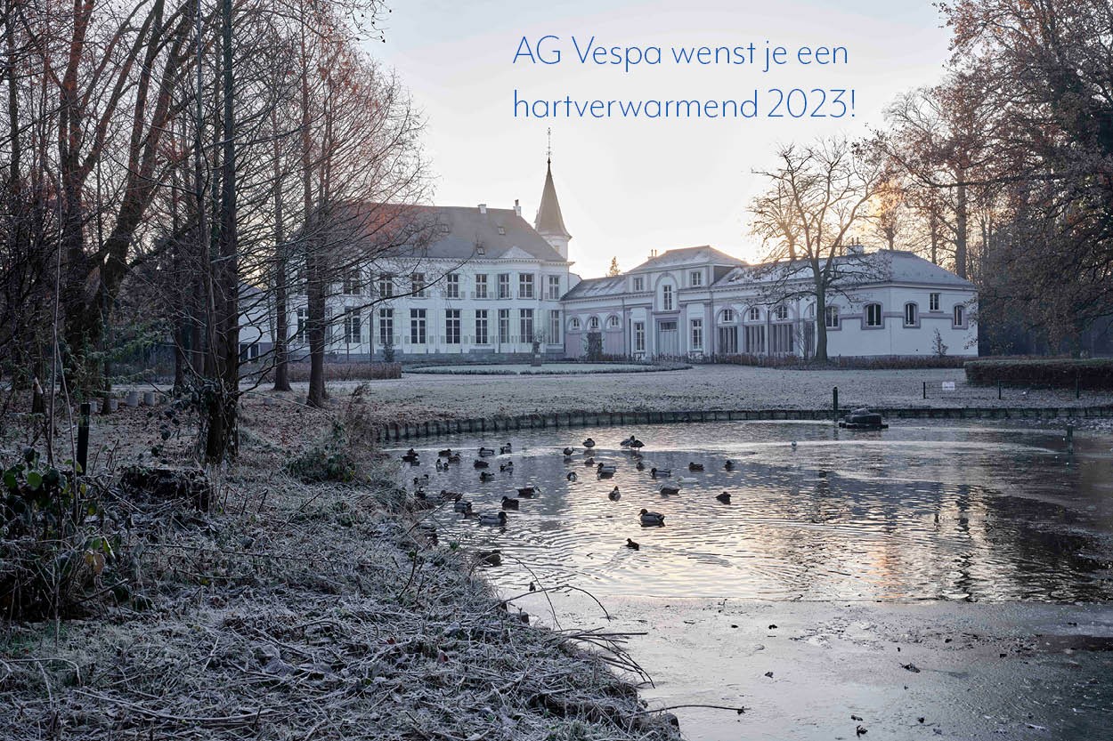 Winterbeeld van de vijver en het gerenoveerde kasteel Runcvoorthof.