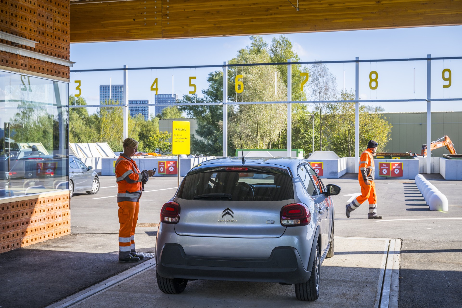 auto op weegbrug in recyclagepark