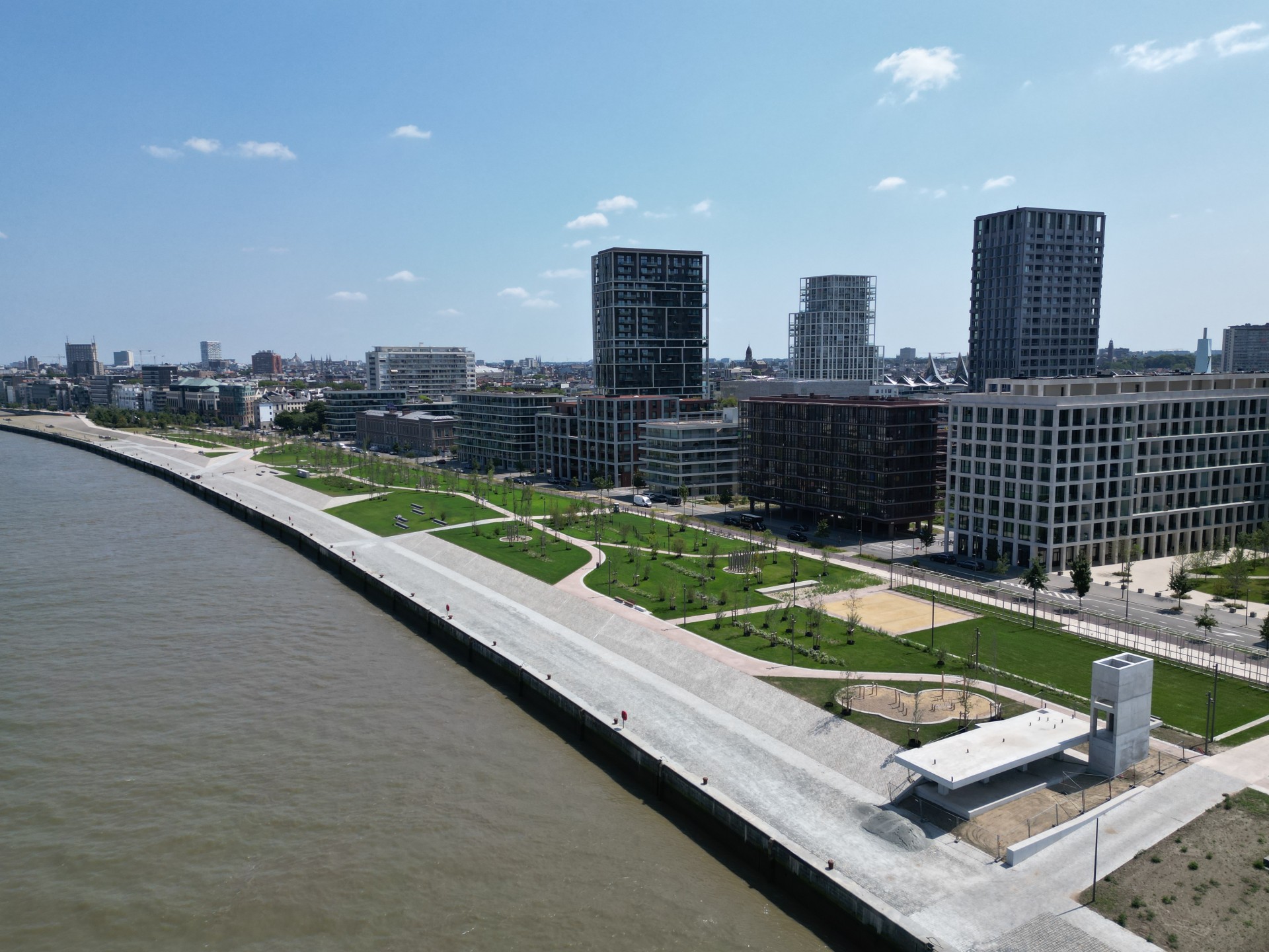 Luchtbeeld van de heraangelegde Scheldekaaien ter hoogte van Nieuw Zuid