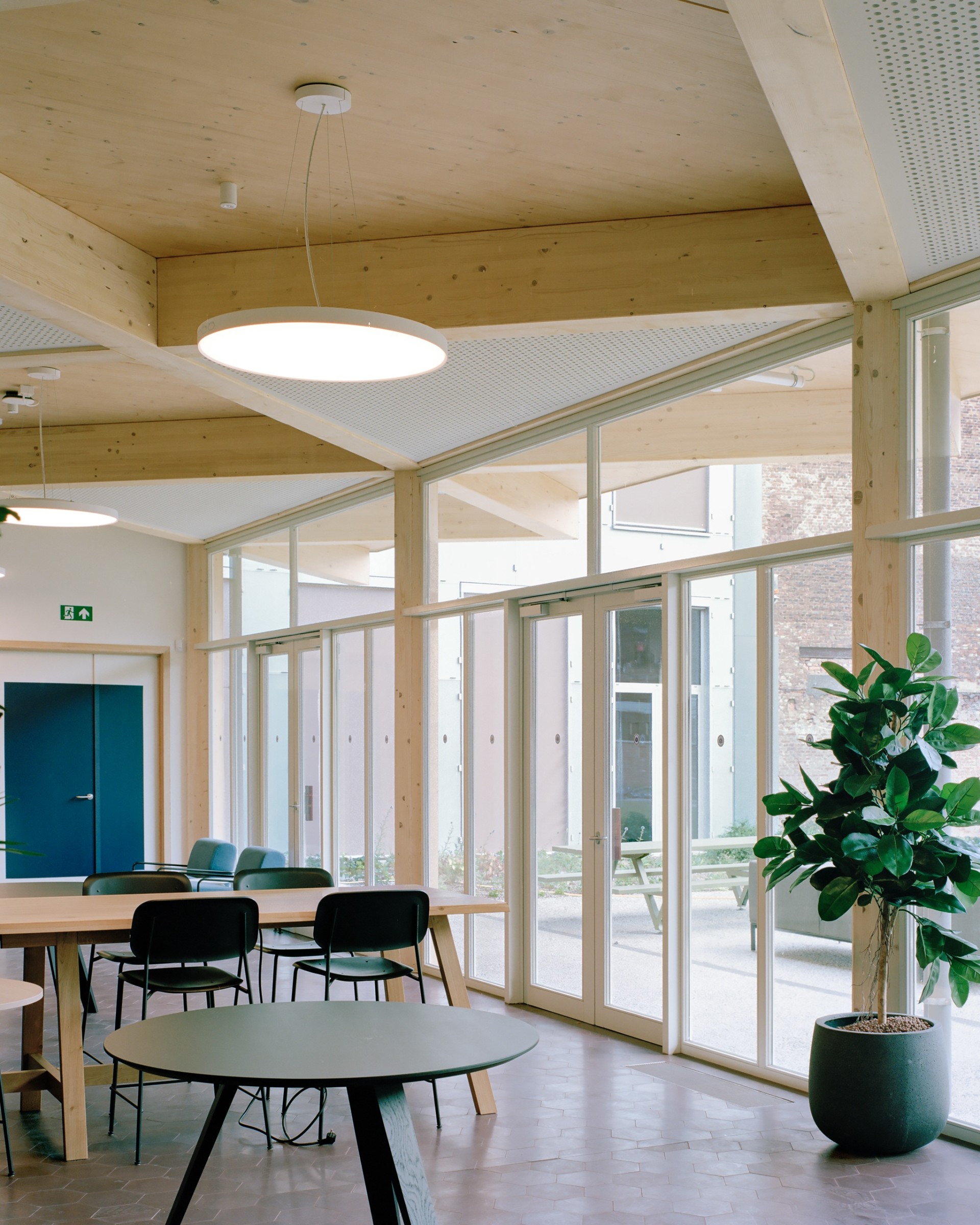 Cafetaria met veel lichtinval van de naastgelegen binnentuin