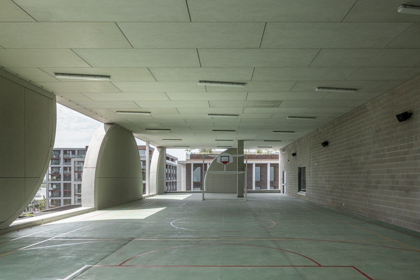Speelplaats schoolgebouw