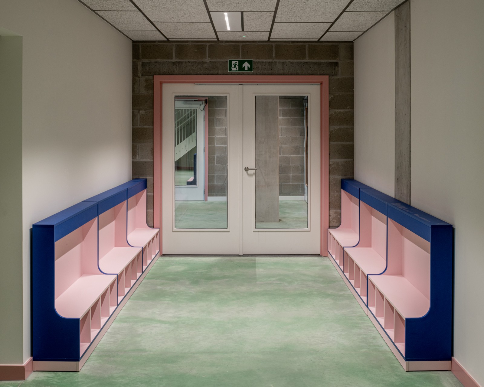 Kapstokken in schoolgang