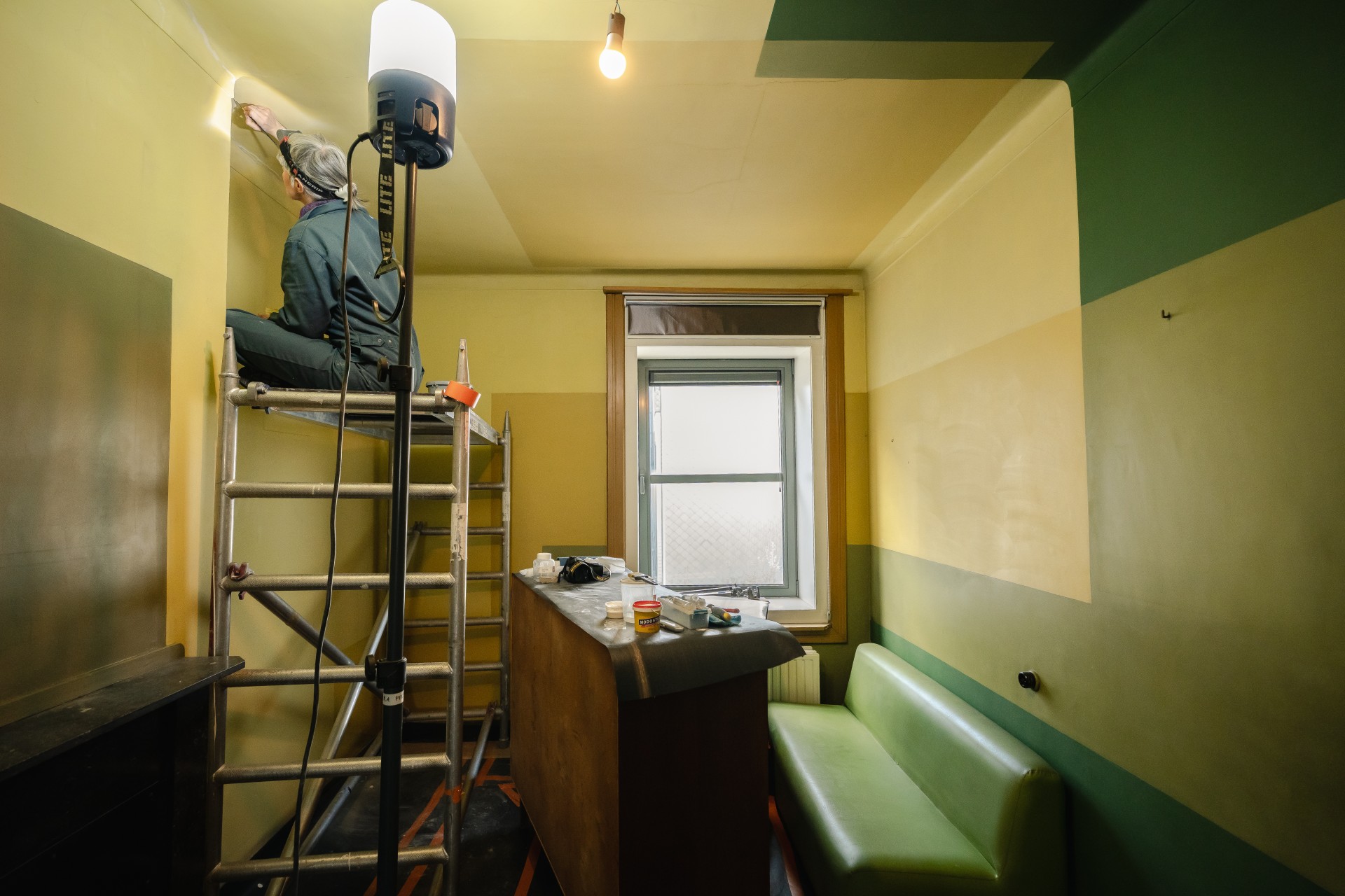 restauratrice op stelling aan het werk