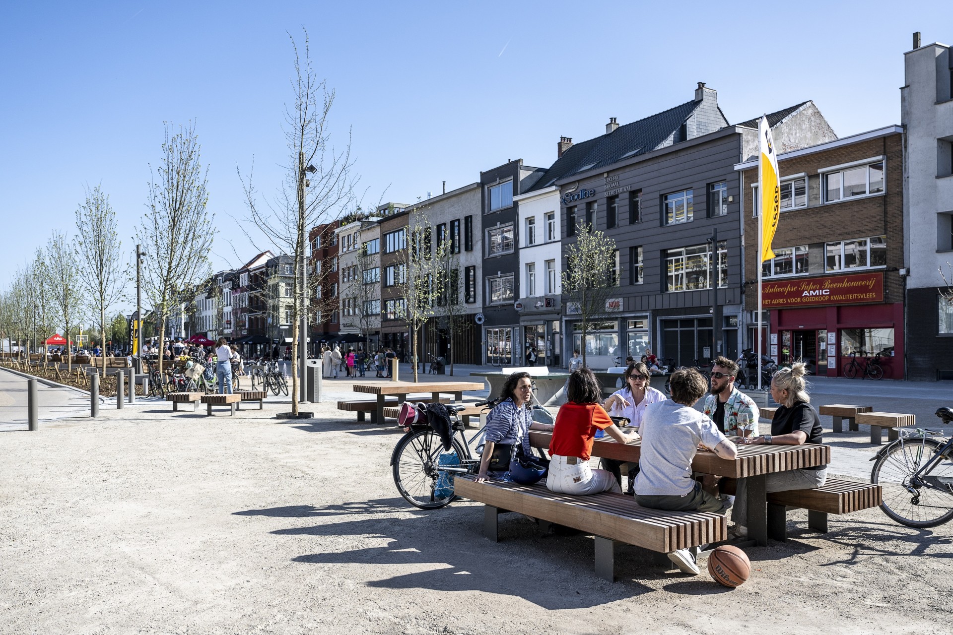 Picknickbank vol buurtbewoners op het Vetten Osplein
