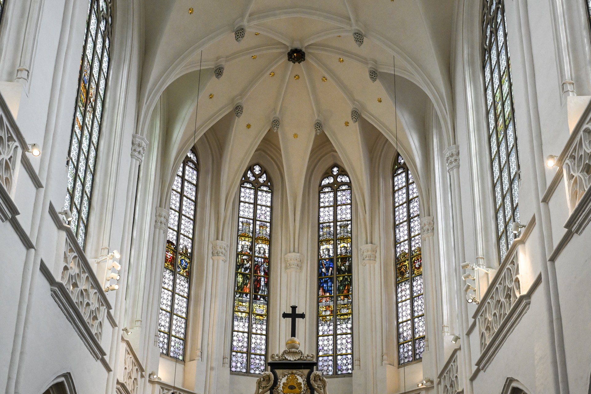 Plafond en muren zijn hersteld en wit geschilderd