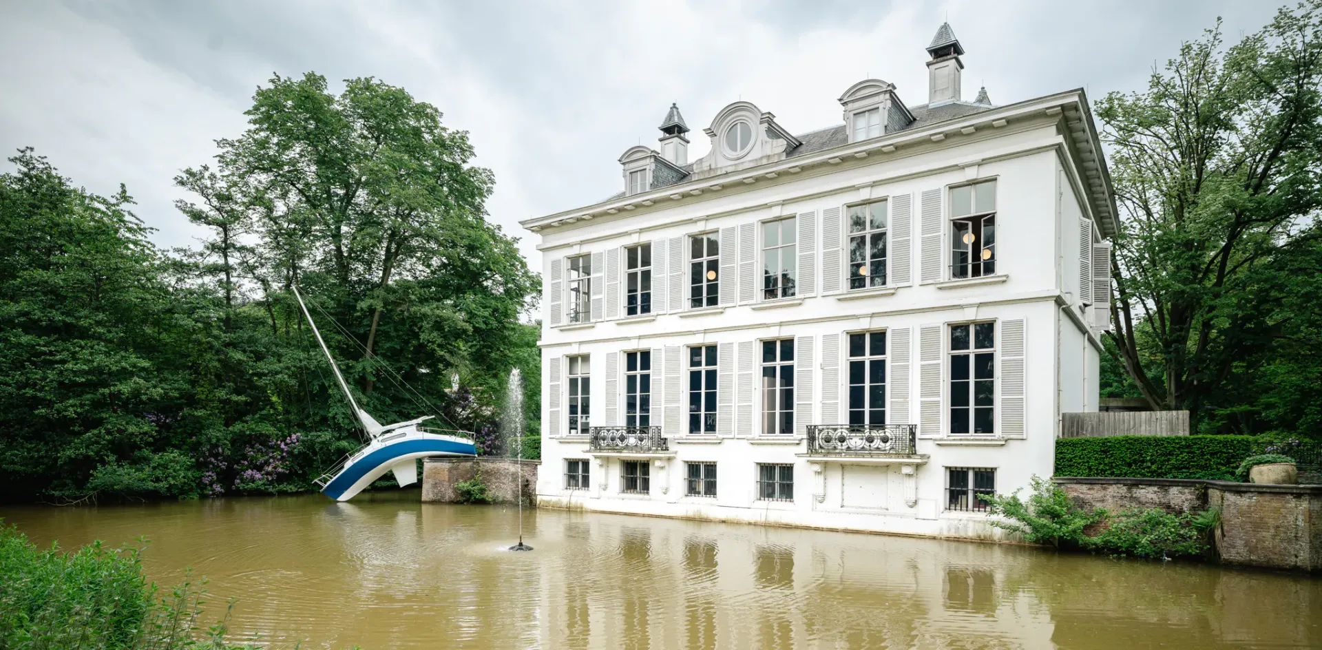 Wit kasteel met gracht voor