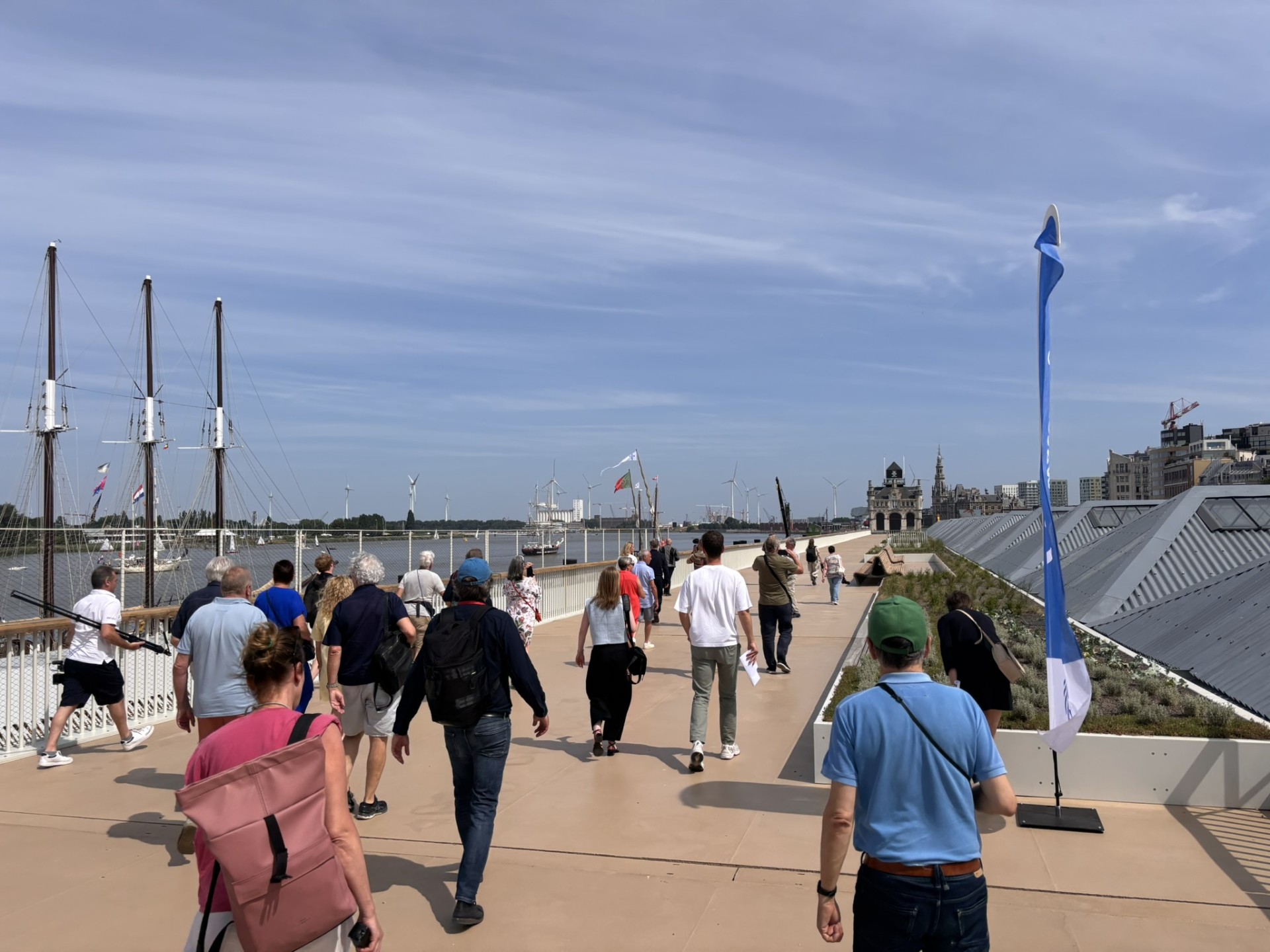 Meerdere wandelaars op het verhoogde wandelterras