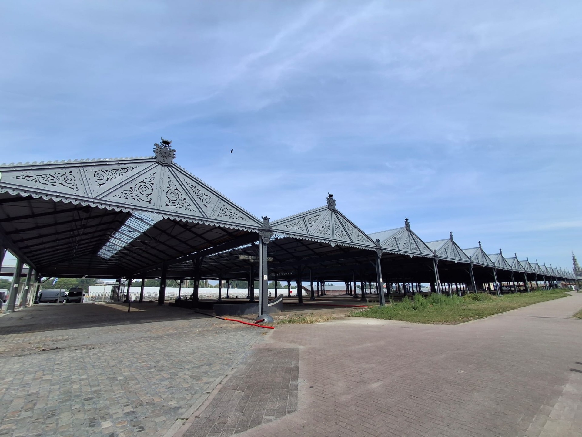 Historische hangars met metalen daken, zonder muren