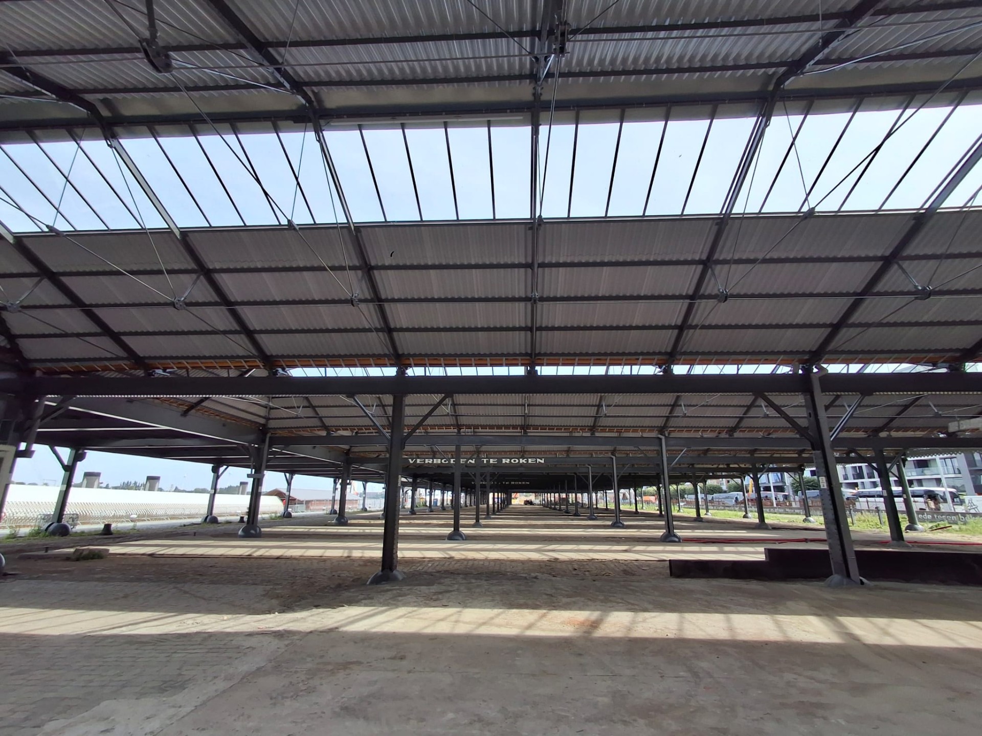Het zicht op de vernieuwde daken met lichtstraten van de historische hangars