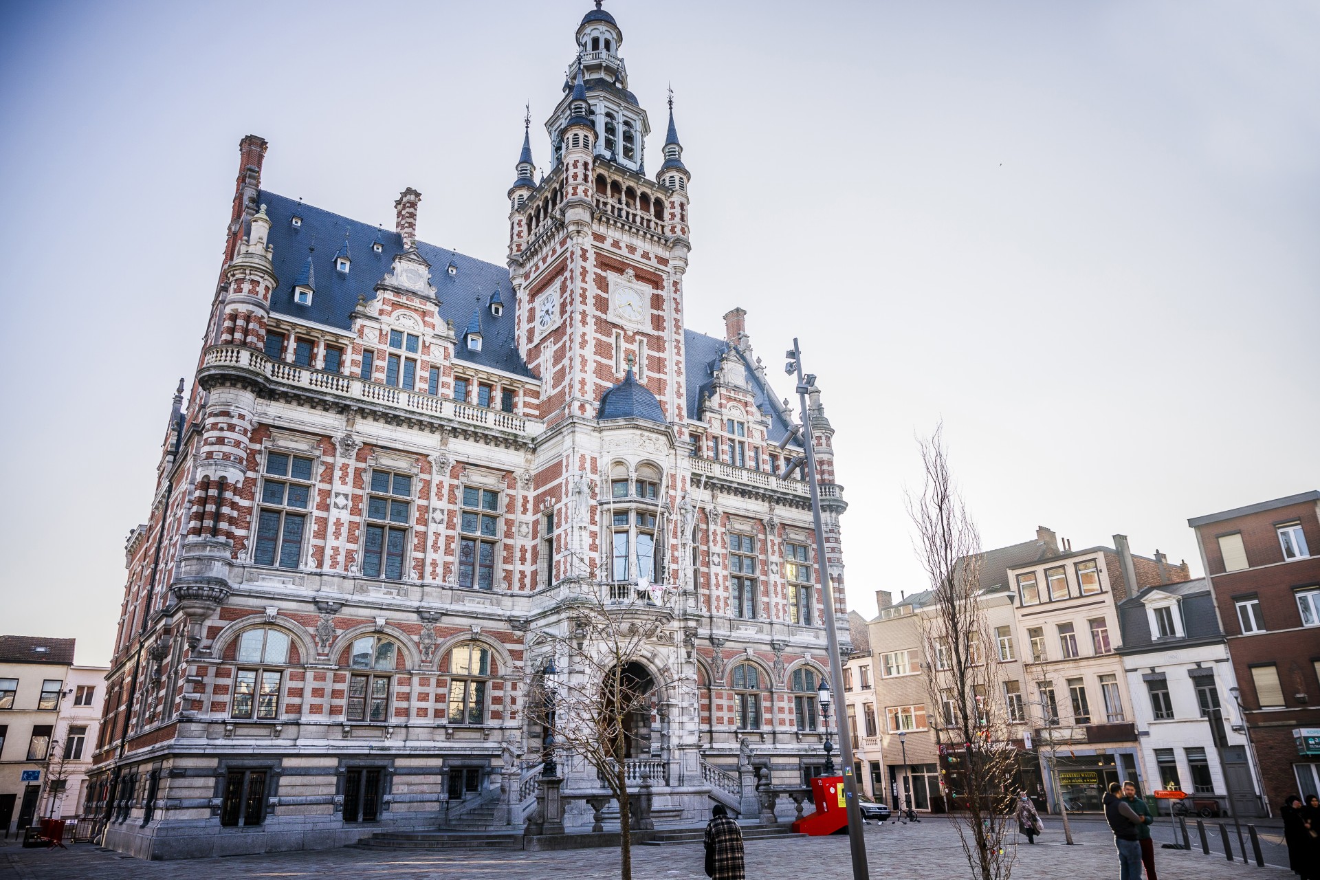 statig gebouw met in het midden een toren