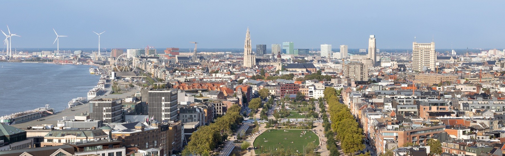 Deze foto toont een volledig overzicht van het Zuidpark en is gemaakt vanuit het perspectief van Nieuw Zuid, in de richting van het centrum van de stad