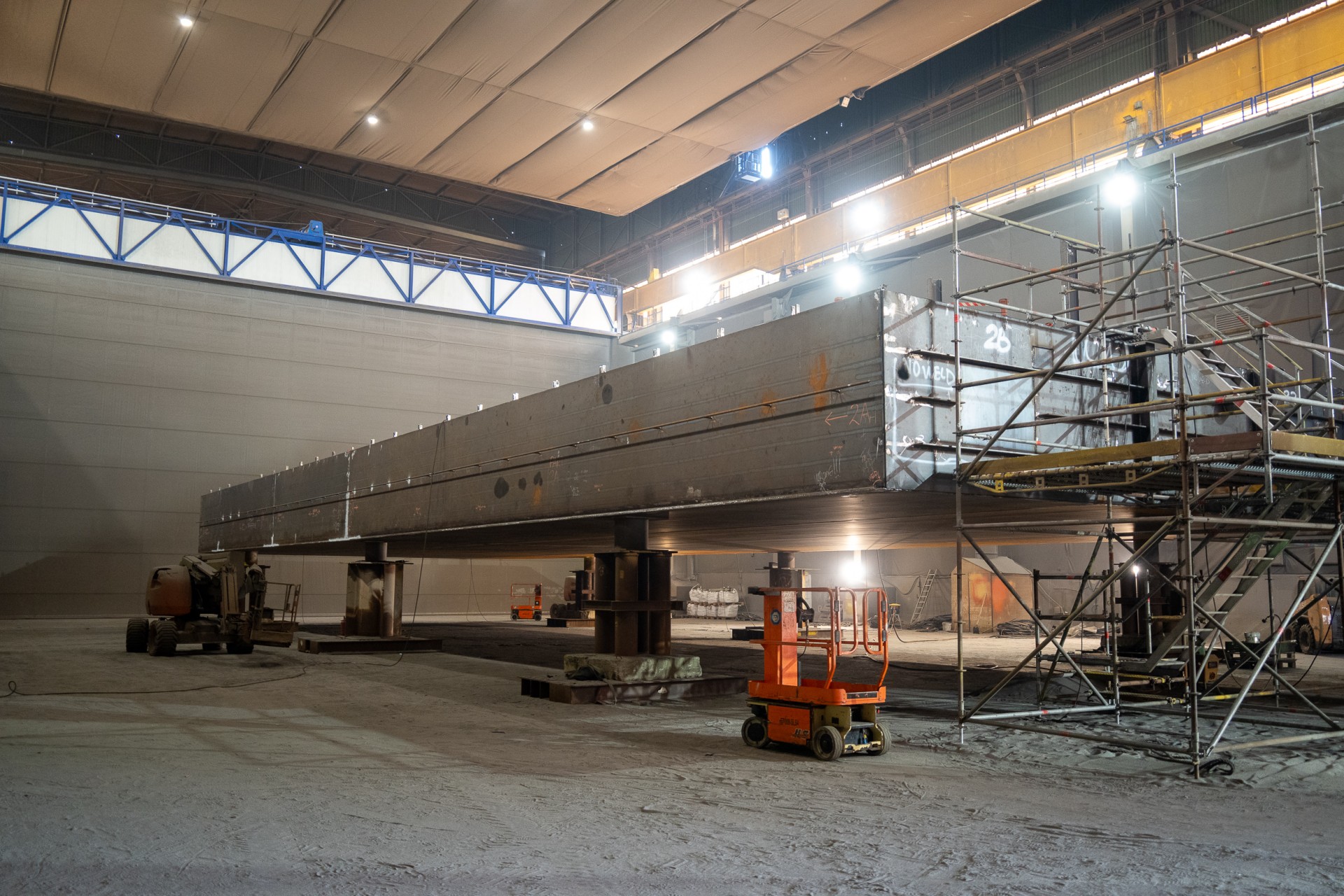 Deze foto toont een detailfoto van het atelier in Hoboken waar het nieuwe ponton Steenplein wordt gebouwd