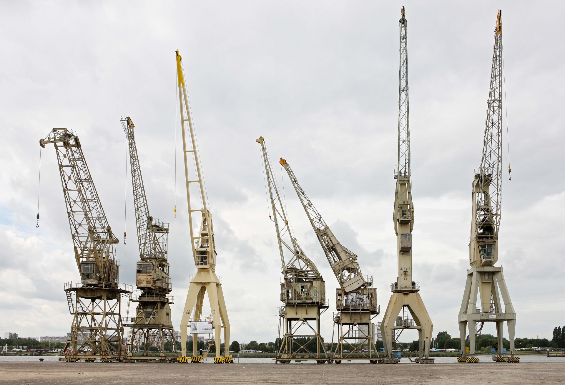 De kaaivlakte aan de Rijnkaai met z'n kenmerkende havenkranen