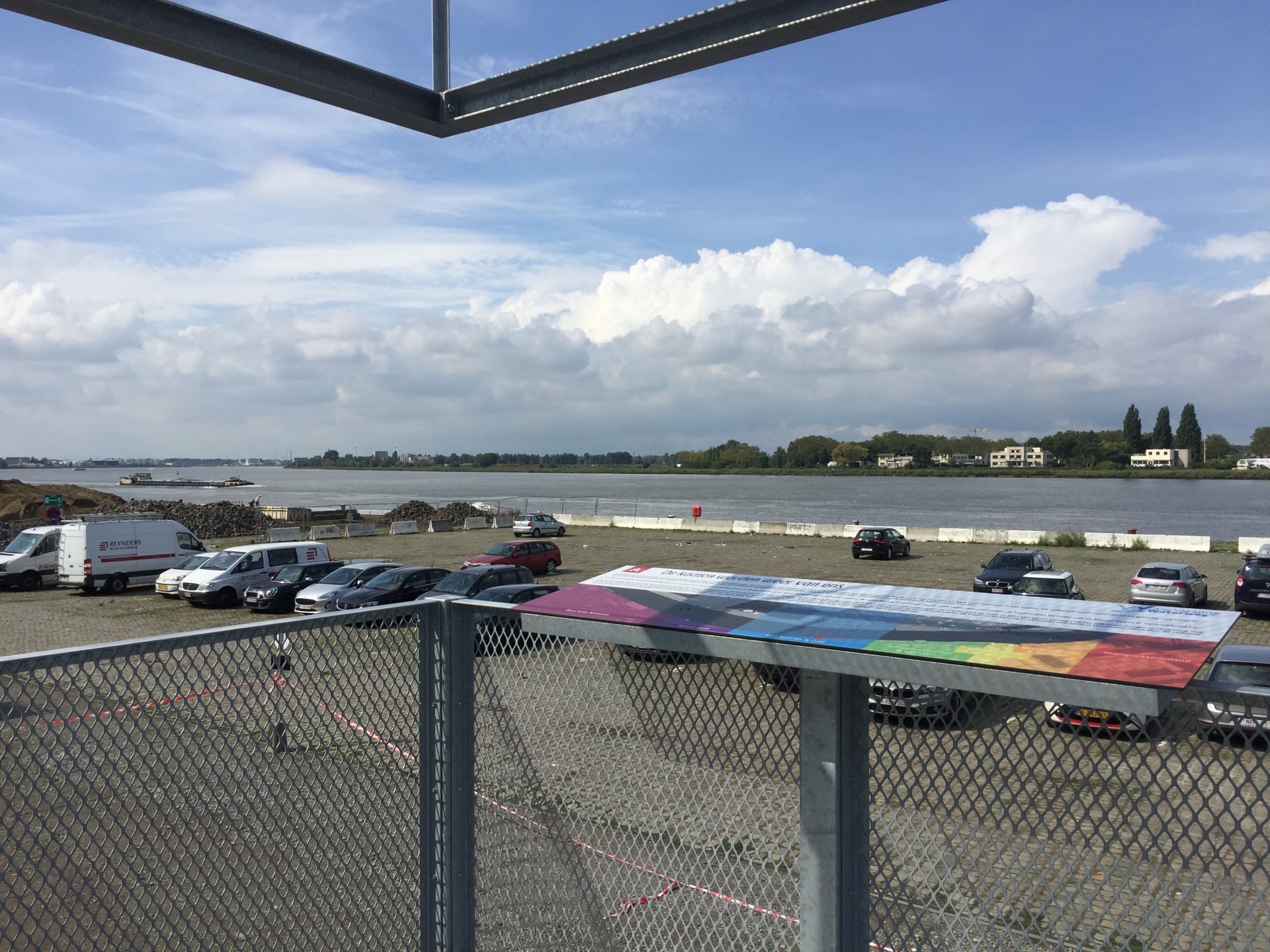 Infopaneel met uitzicht op de Schelde