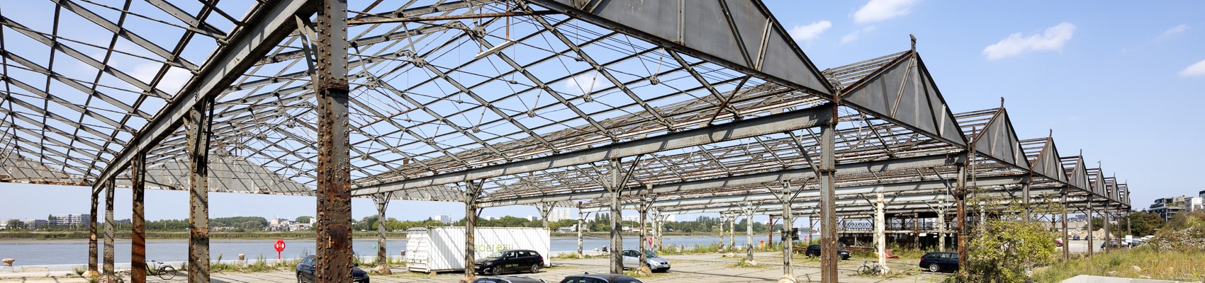 Hangars Scheldekaaien voor de werken ter hoogte van Sint Andries en Zuid