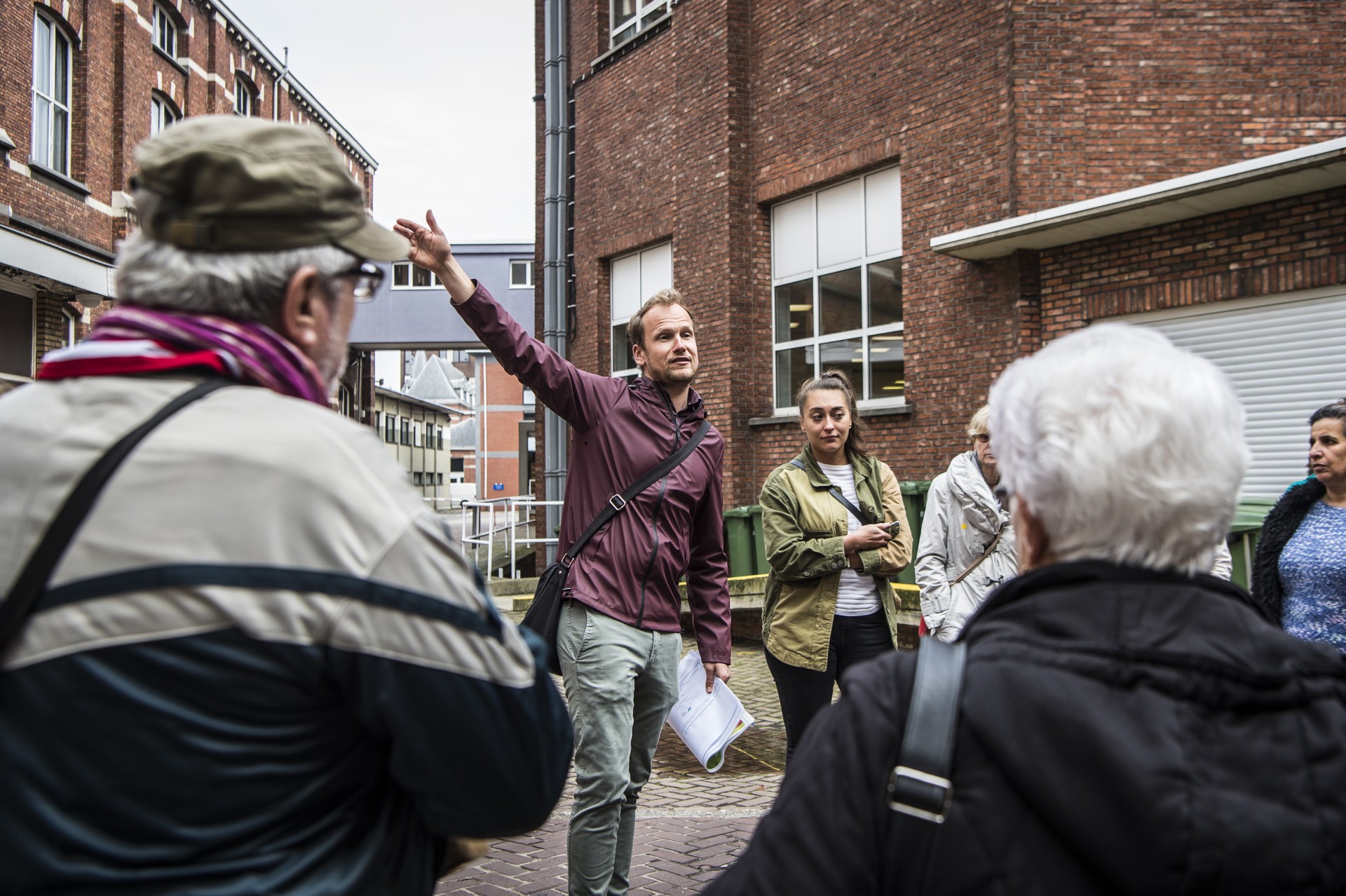 Een van de stops tijdens de rondleidingen door de Stuivenbergsite © Sigrid Spinnox