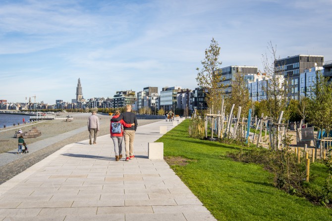 De heraangelegde Scheldekaaien in het deelgebied Sint-Andries en Zuid 