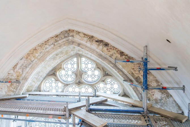 Raamboog Sint-Jacobskerk in restauratie