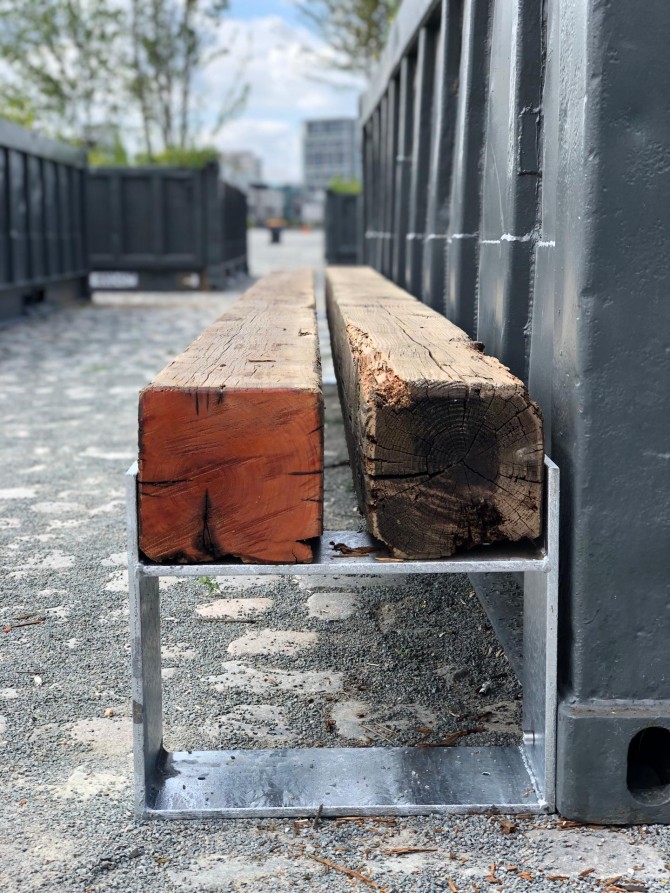 Detail van de zitbanken rond de nomadenbomen op de Scheldekaaien © Stadshout