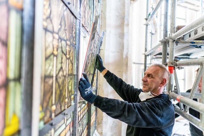 Terugplaatsen van glas-in-loodramen bij de Brabantse Olijfberg