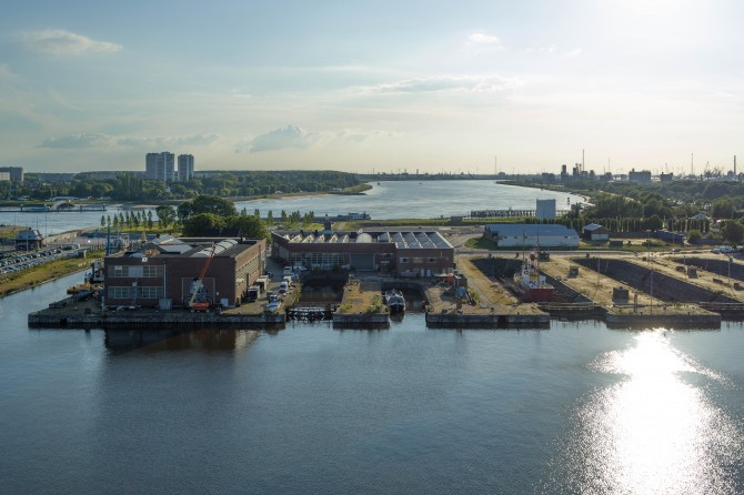 Droogdokkensite met zicht op de gebouwenclusters en de droogdokken