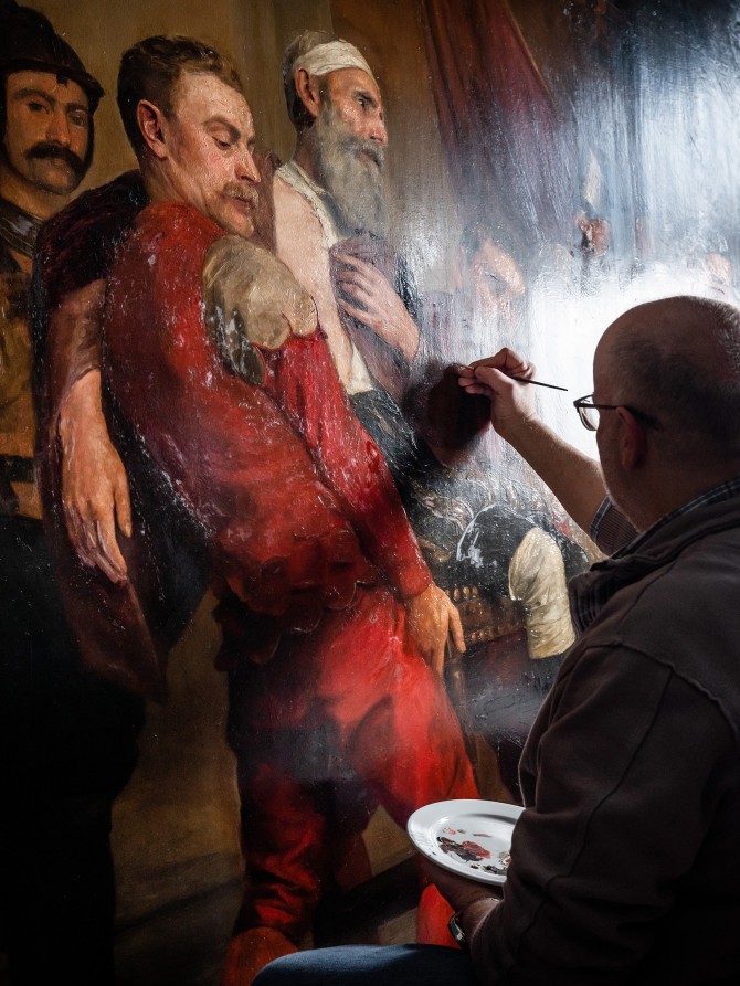 Marc Leenaerts aan het werk in het atelier.