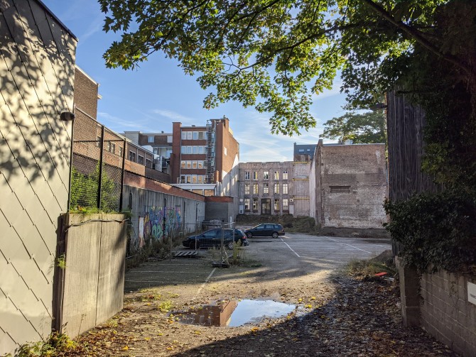 Het verharde binnengebied tussen de Lange Gasthuisstraat 24 en Vleminckveld 25. 