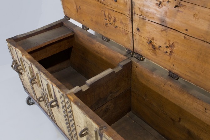 Grote houten kist waarvan het deksel open staat.