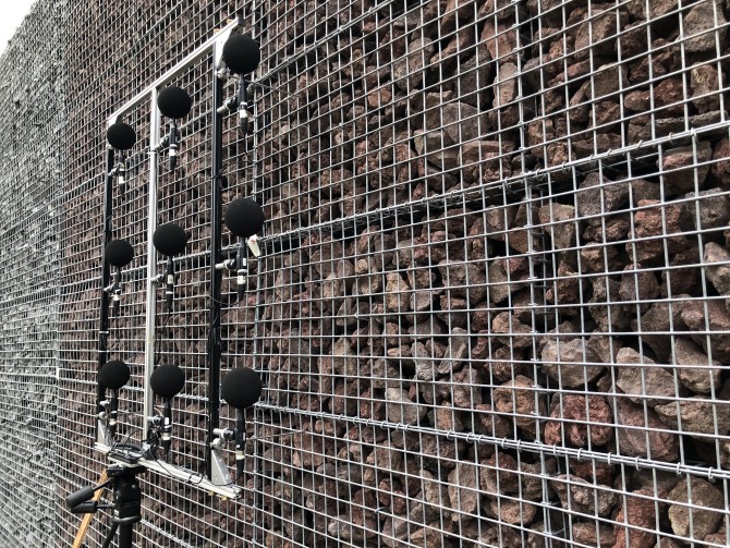 De proefopstelling van de geluidswerende wanden voor het toekomstige Pomppark Zuid wordt onderworpen aan de geluidstest 