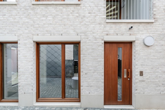 Voorgevel woning met houten deur