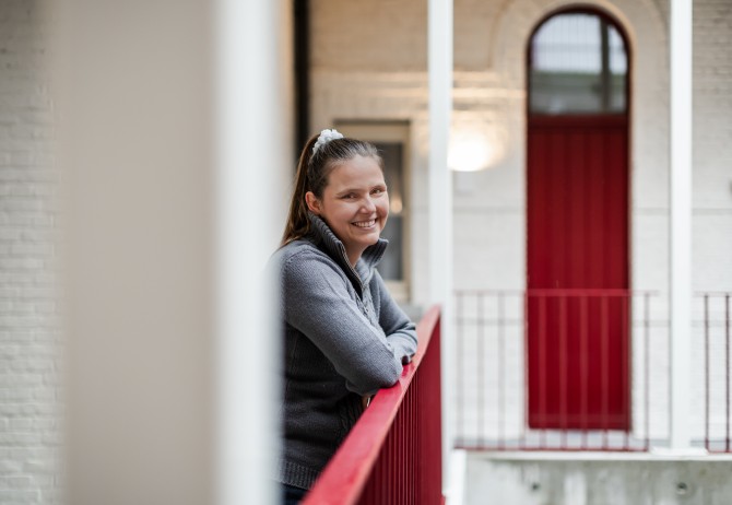 Lin Stessels aan een balustrade