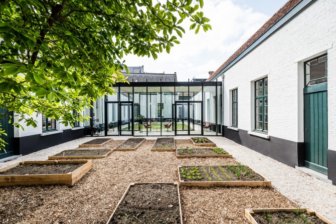 Binnentuin met moestuin