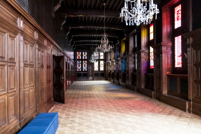 Ceremoniële zaal met glas-in-loodramen