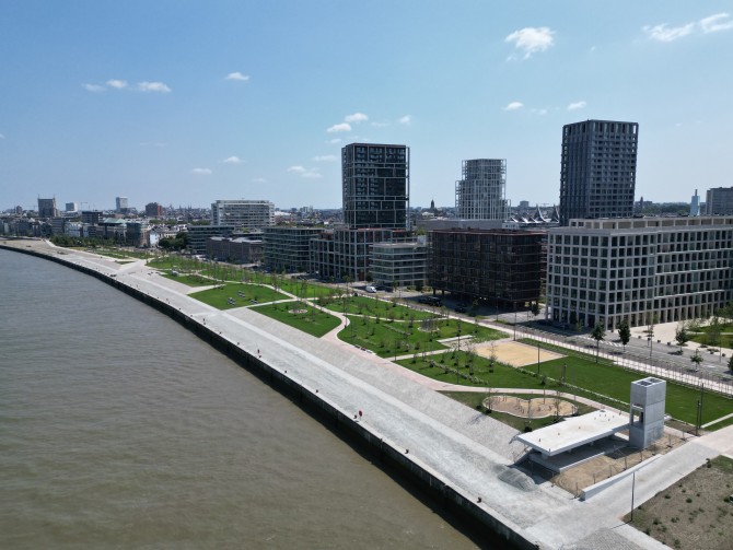 Luchtbeeld van de heraangelegde Scheldekaaien ter hoogte van Nieuw Zuid