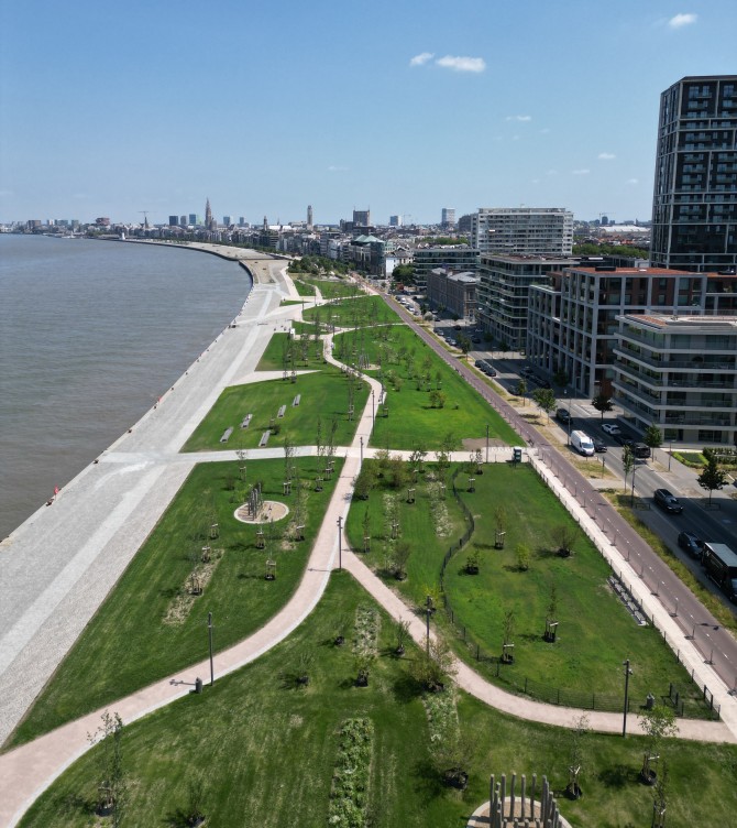 Luchtfoto van de heraangelegde Scheldekaaien ter hoogte van Nieuw Zuid