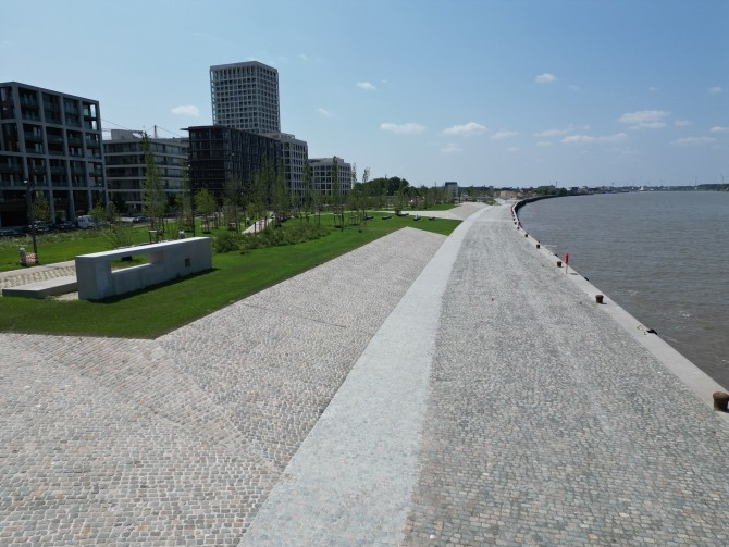 Luchtfoto van de heraangelegde Scheldekaaien ter hoogte van Nieuw Zuid