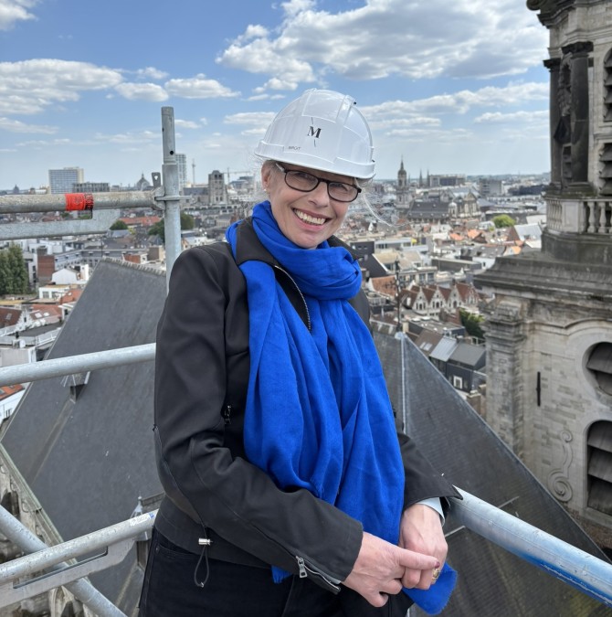 Birgit Van de Leest op de stellingen aan de Sint-Pauluskerk