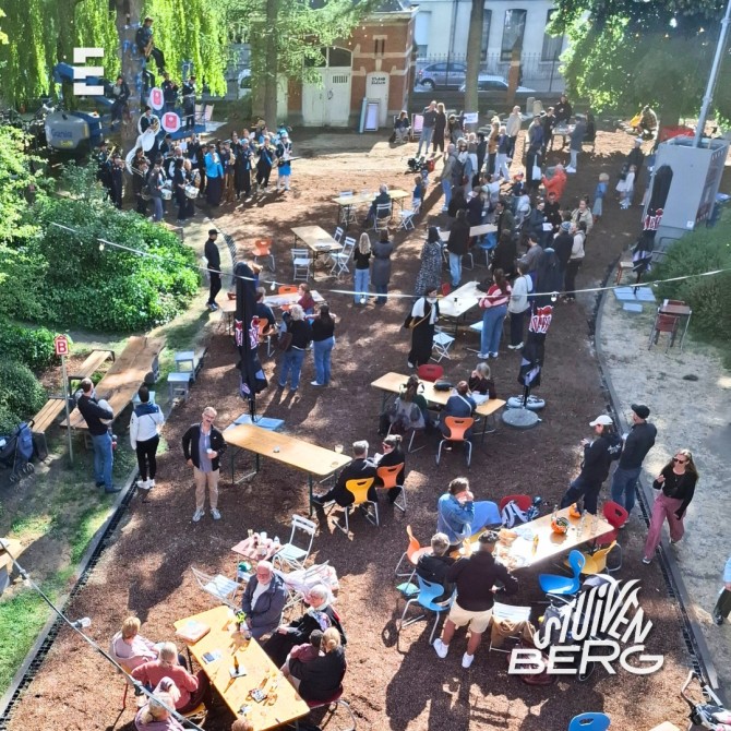 Veel volk tijdens een feest in de binnentuin van Stuivenberg