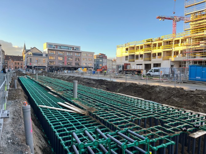 Boomkratten als groeiplaatsconstructie onder de aanleg van een nieuw plein.
