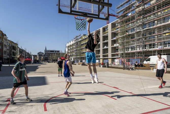 Jongeren spelen basketbal op het Vetten Osplein