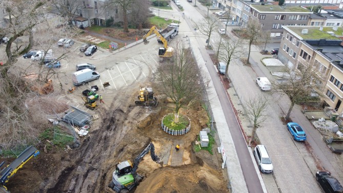Dronebeeld van het Arenaplein waar kranen en vrachtwagens aan het werk zijn