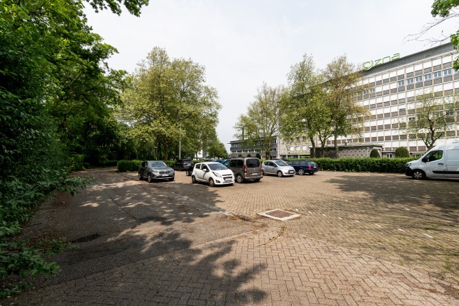 Parking met op de achtergrond een ziekenhuisgebouw