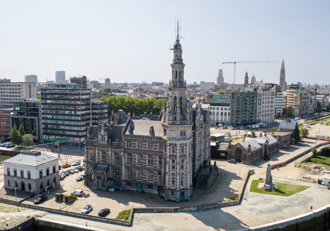 Luchtfoto van een monumentaal gebouw met op de achtergrond de stad