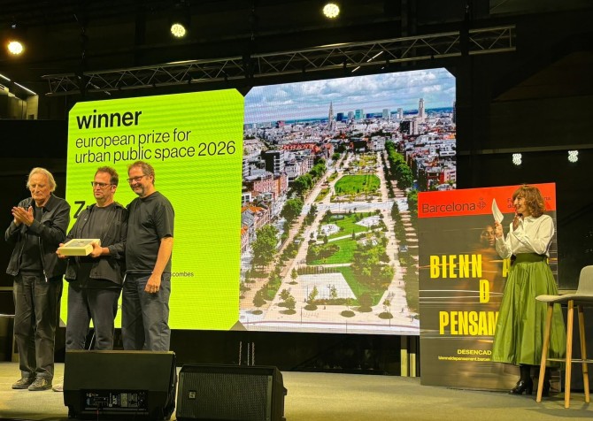 Foto van de prijsuitreiking op het podium in Barcelona