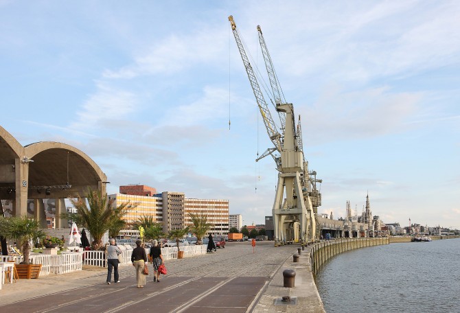 De kaaivlakte aan de Rijnkaai met z'n kenmerkende havenkranen en links in beeld de Waagnatie 