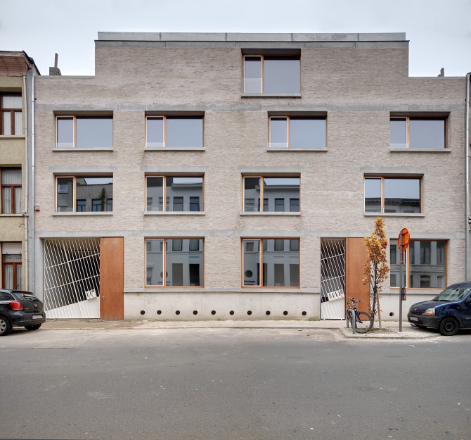 Voorgevel van het woonproject aan de Van der Keilenstraat 17-19. We zien aan de rechterzijde de inkomdeur, en aan de linkerzijde de garagepoort. Het gebouw heeft 4 bouwlagen.© AG VESPA - Bart Gosselin